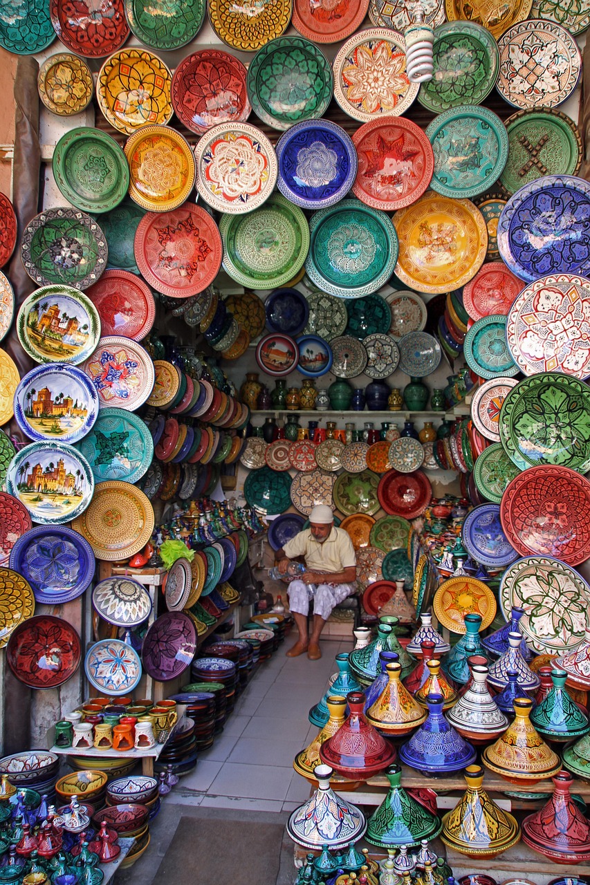 Descubra la vibrante cultura y las encantadoras vistas de Marrakech, una ciudad donde las tradiciones antiguas se combinan con el lujo moderno. Explore los bulliciosos zocos, los impresionantes palacios y los serenos jardines que hacen de esta joya marroquí un destino de visita obligada.